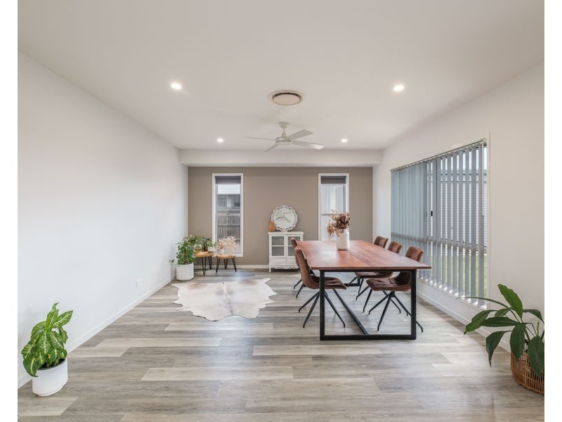 18 Cambridge Circuit, Southside QLD 4570