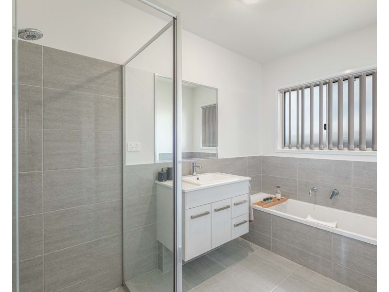 18 Cambridge Circuit, Southside QLD 4570