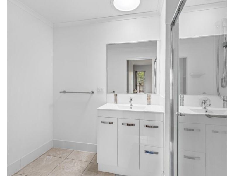 9/5 Rose Road, Southside QLD 4570