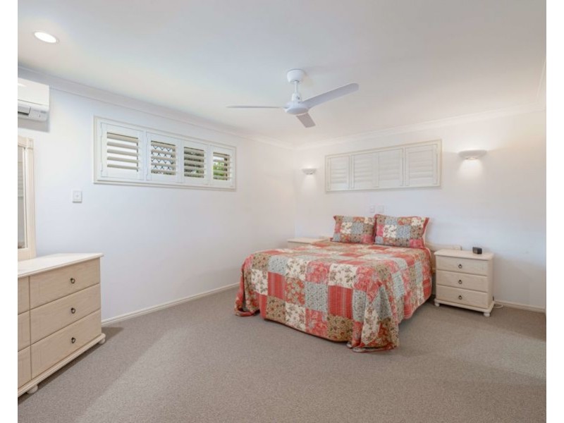 4 Crystal Court, Southside QLD 4570