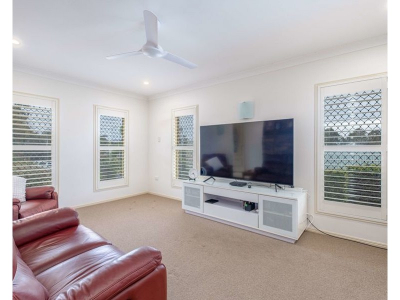 4 Crystal Court, Southside QLD 4570