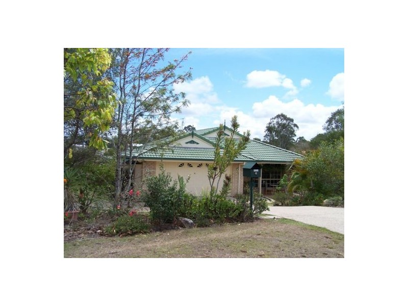6 Deakin Court, Southside QLD 4570