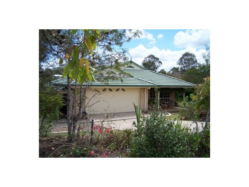 6 Deakin Court, Southside QLD 4570