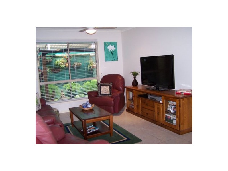 6 Deakin Court, Southside QLD 4570
