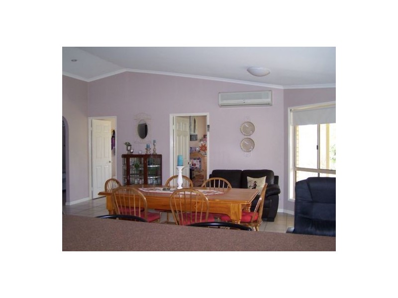 6 Deakin Court, Southside QLD 4570