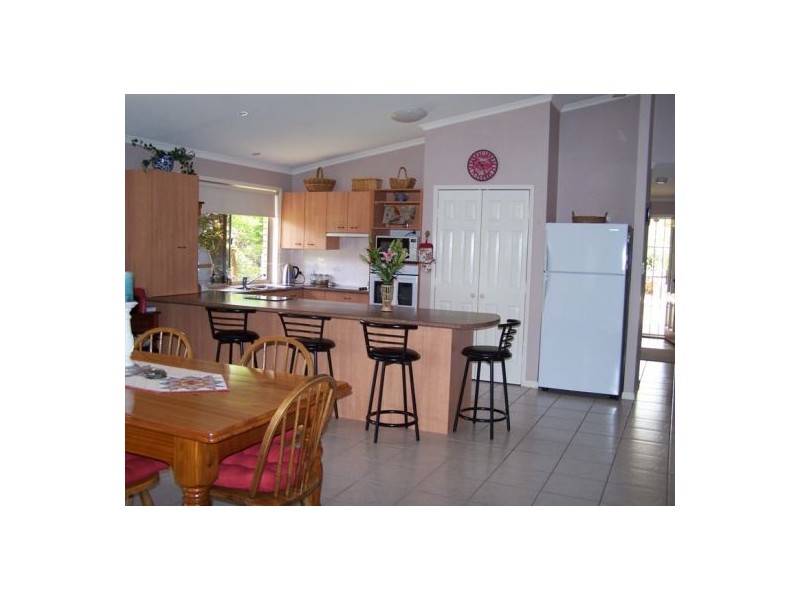 6 Deakin Court, Southside QLD 4570