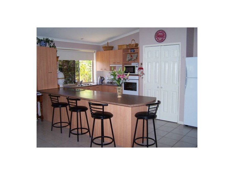 6 Deakin Court, Southside QLD 4570