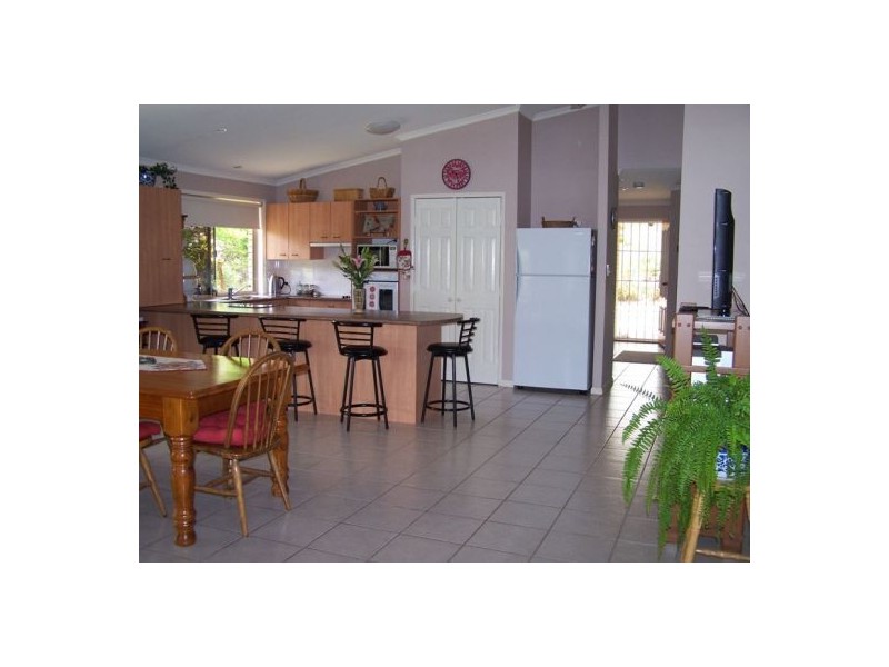6 Deakin Court, Southside QLD 4570