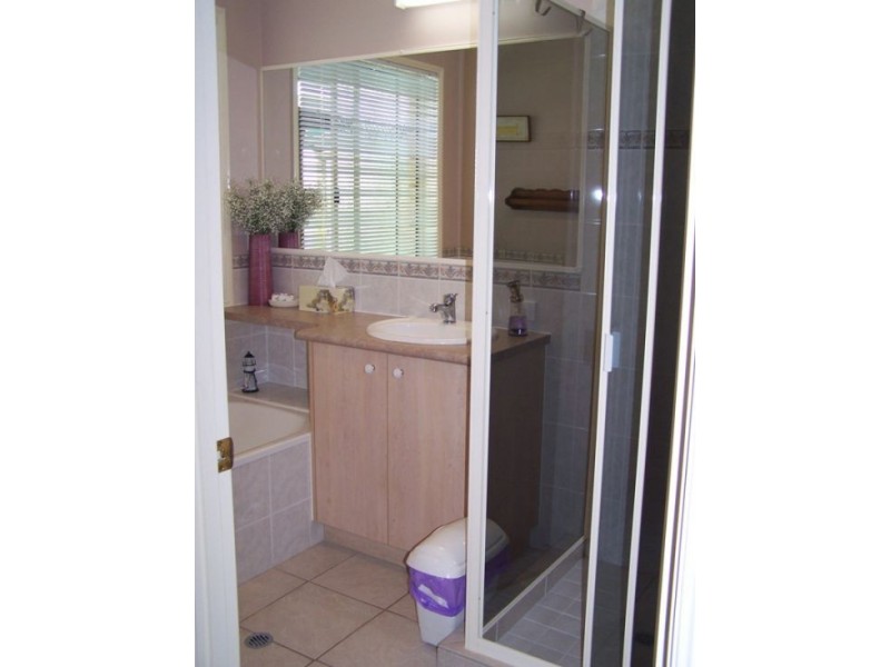 6 Deakin Court, Southside QLD 4570