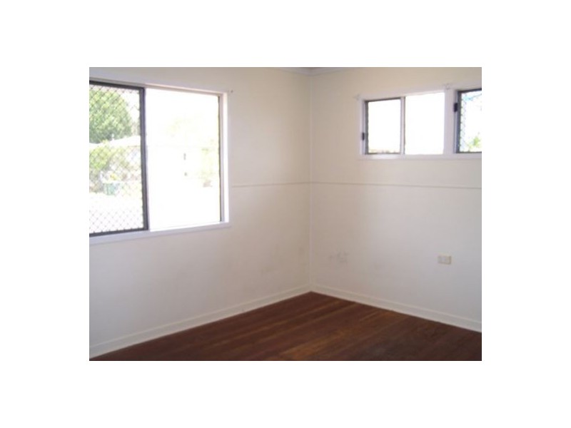 9 Neil St, Southside QLD 4570