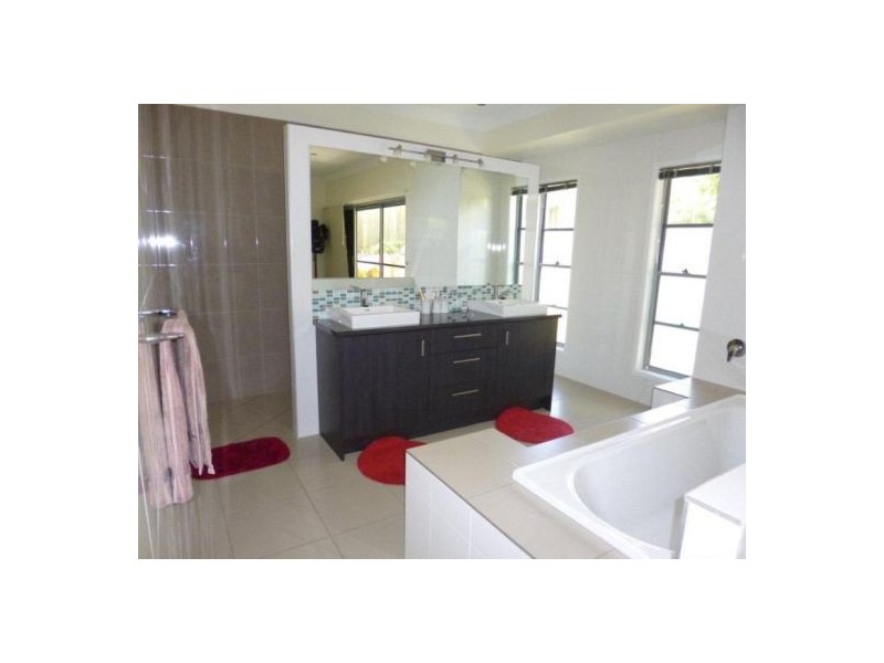 5 Gardenia Court, Southside QLD 4570