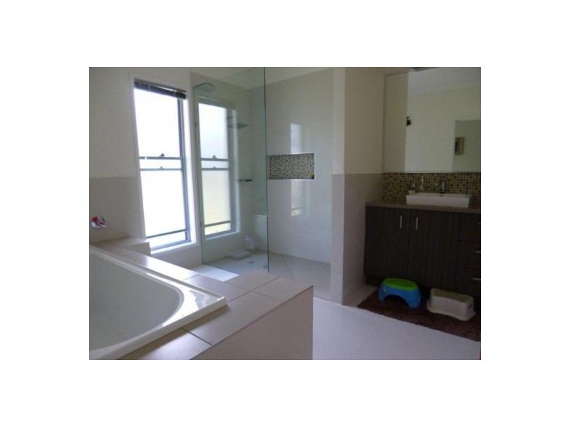 5 Gardenia Court, Southside QLD 4570