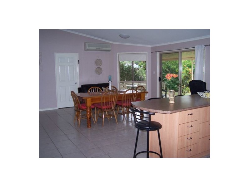 6 Deakin Court, Southside QLD 4570