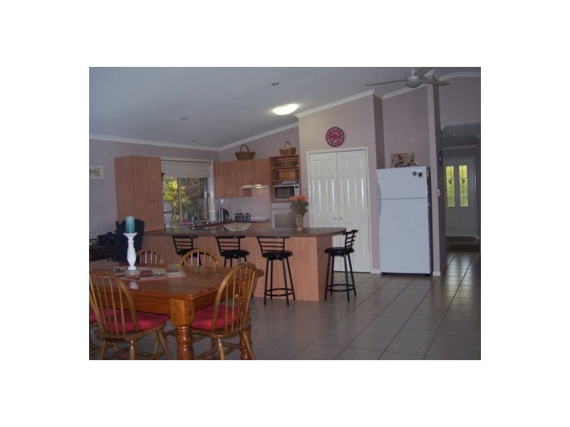 6 Deakin Court, Southside QLD 4570