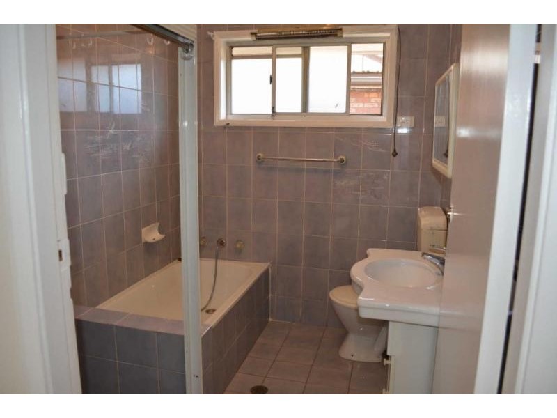 121 CHIFLEY STREET, Smithfield NSW 2164