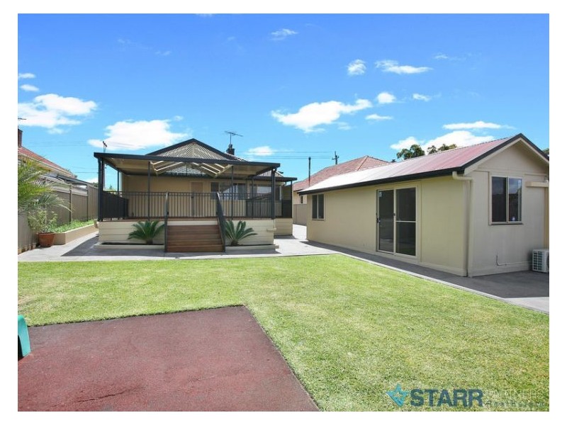 8 Locksley Avenue, Merrylands NSW 2160