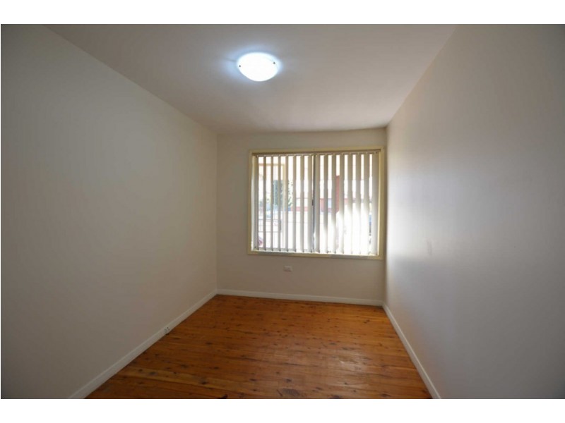 4 HAMERSLEY STREET, Fairfield West NSW 2165