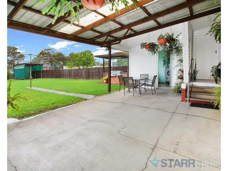 8 Bowden St, Merrylands NSW 2160