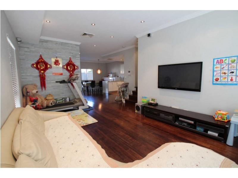 32 EDNA AVENUE, Merrylands NSW 2160