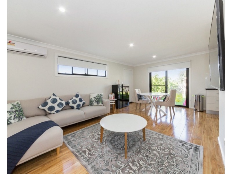 12a Orleans Cr, Toongabbie NSW 2146