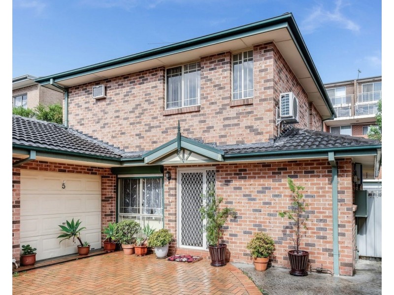 5 Rhodes Av, Guildford NSW 2161