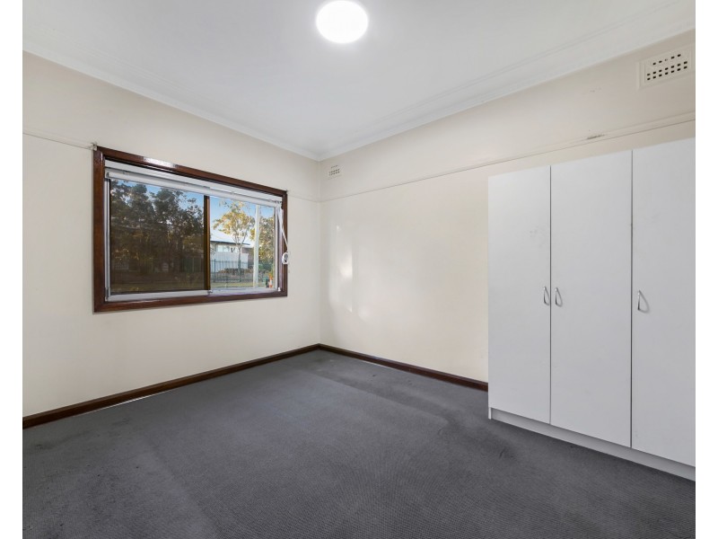 16 Lowana Av, Merrylands NSW 2160