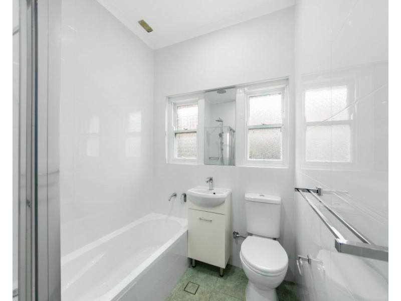 2 Cotswold St, Westmead NSW 2145