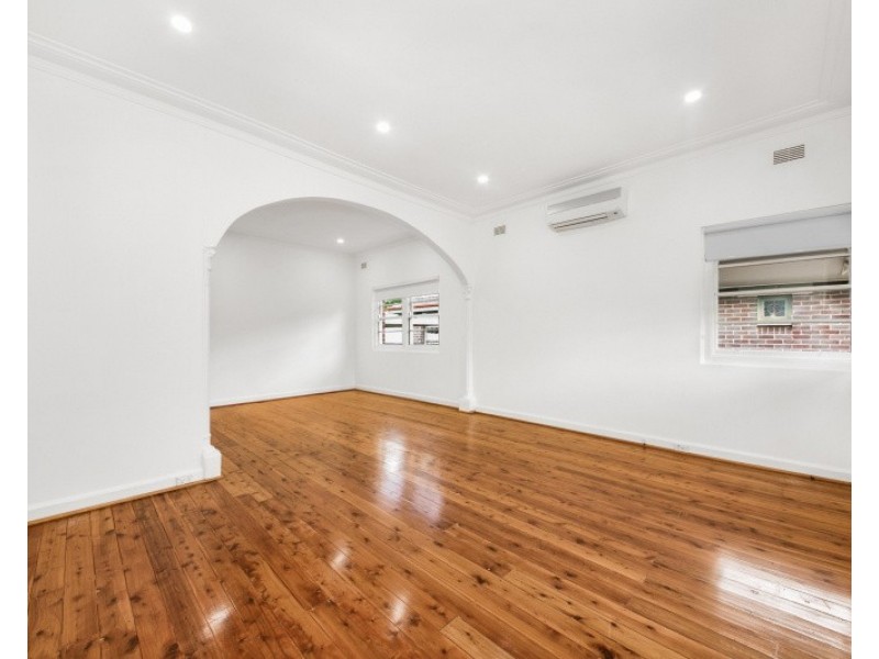 2 Cotswold St, Westmead NSW 2145