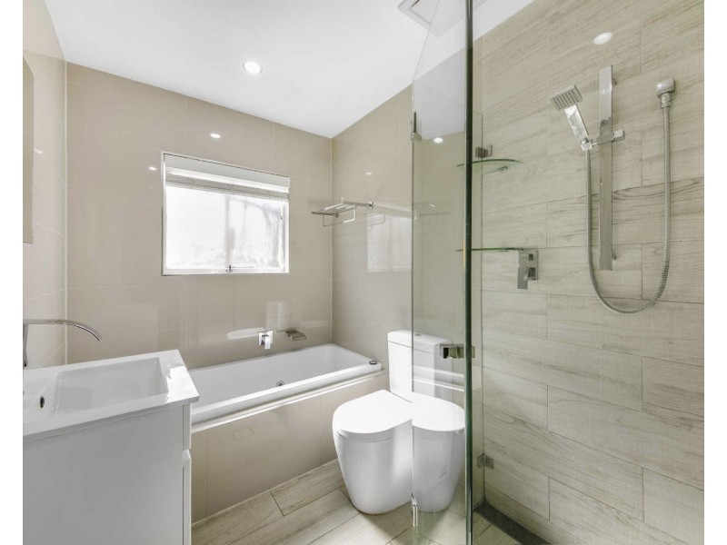 10 Vale St, Woodpark NSW 2164