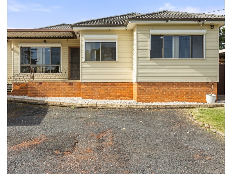 8 Hanbury St, Greystanes NSW 2145
