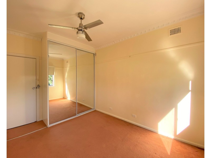 18 Derbyshire Av, Toongabbie NSW 2146