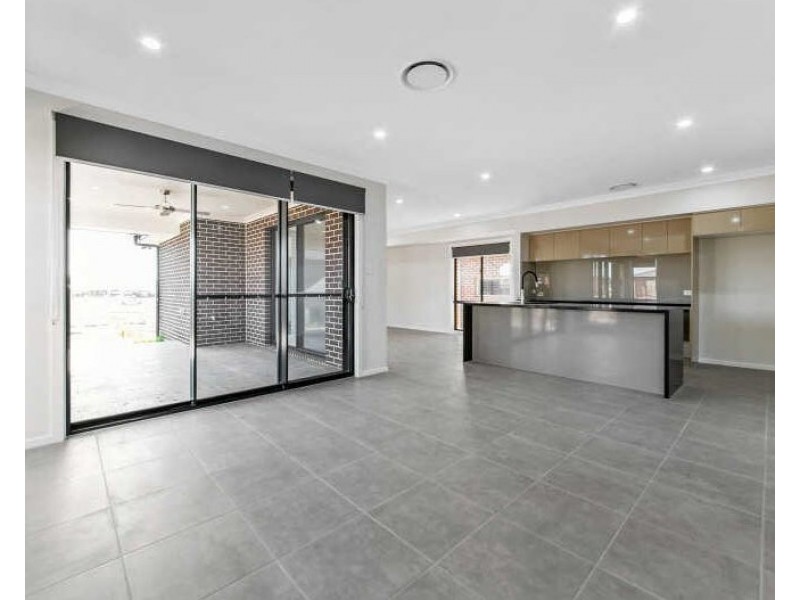 62 Pridham Av, Box Hill NSW 2765