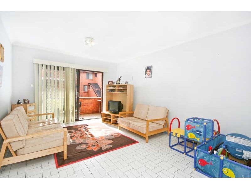 8/8 Treves Street, Merrylands NSW 2160