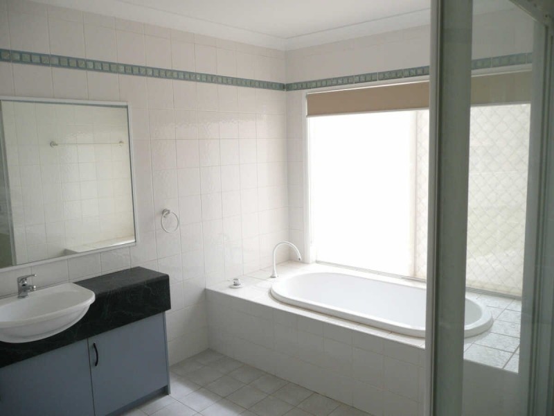 18  JELENA CLOSE, Bossley Park NSW 2176