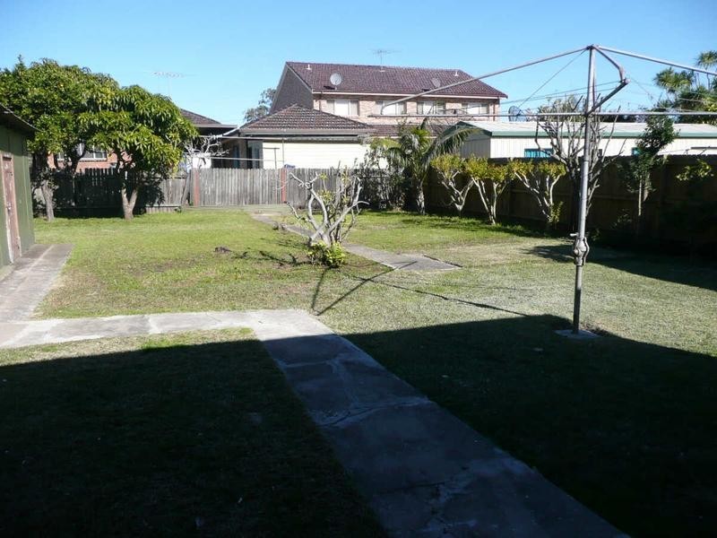 32 LOCKSLEY AVENUE, Merrylands NSW 2160