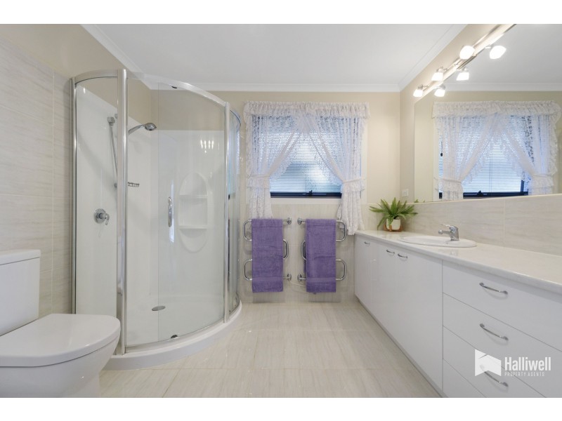 17 Tugrah Road, Stony Rise TAS 7310