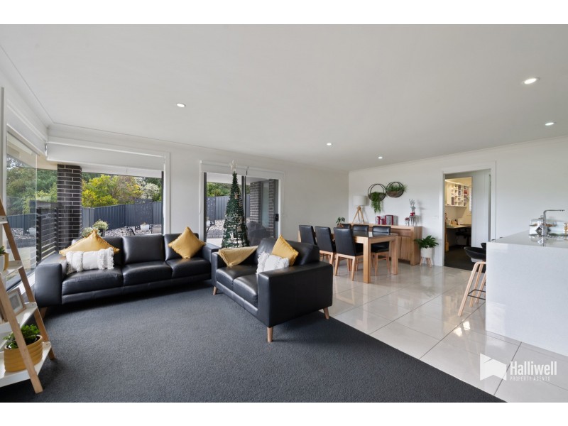 16 Washington Drive, Stony Rise TAS 7310