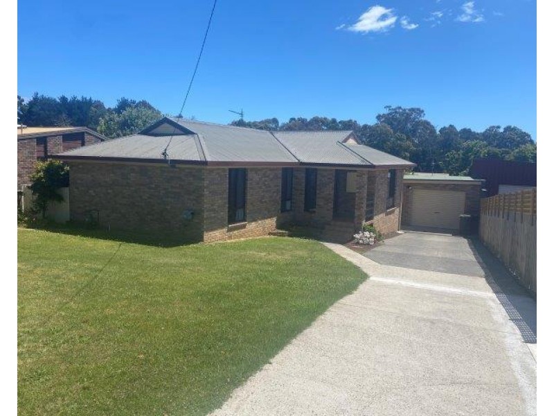 8 Lawrence Drive, Devonport TAS 7310