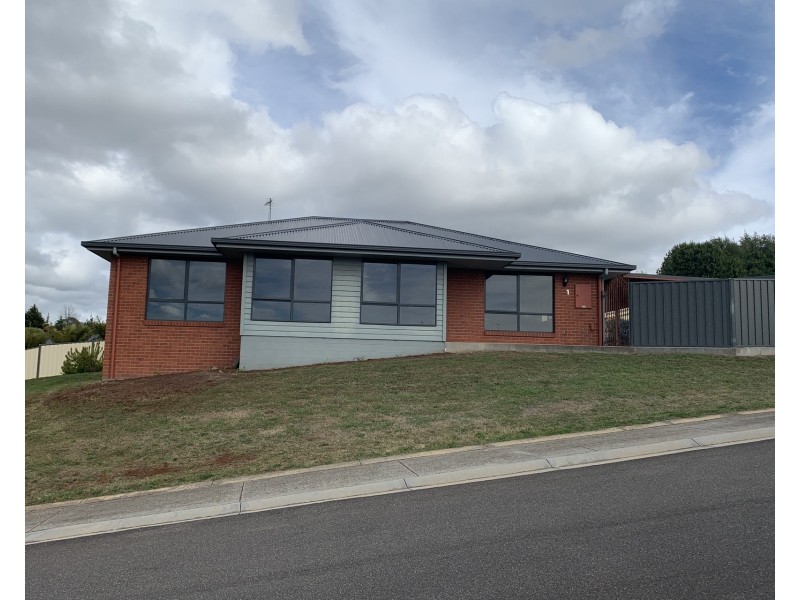 1 Rowena Court, Devonport TAS 7310