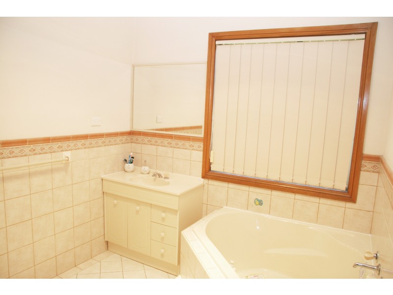 4 Stenhouse Drive, Mount Annan NSW 2567