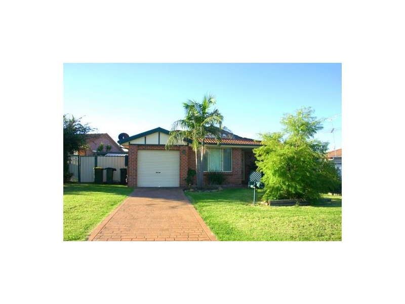 4 Stephano Pl, Rosemeadow NSW 2560