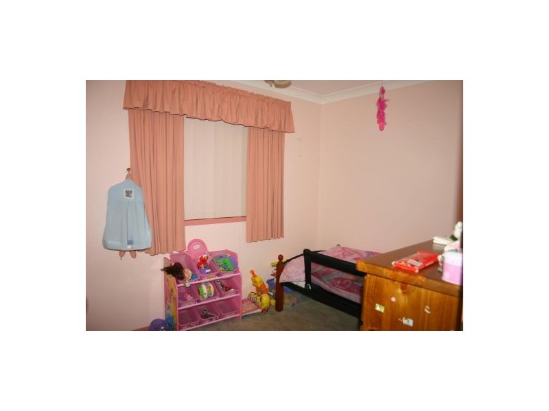 4 Stephano Pl, Rosemeadow NSW 2560