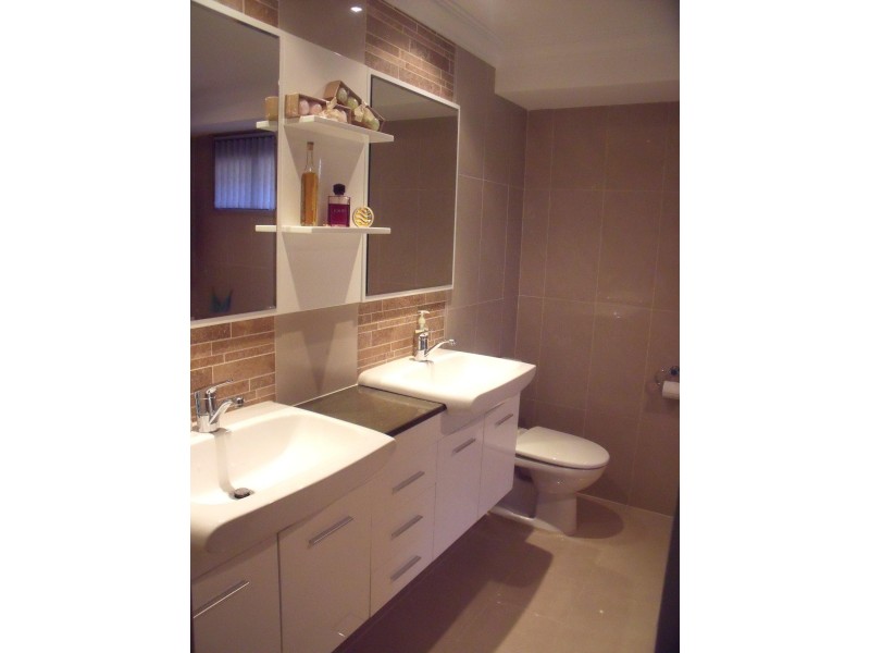 9 Debenham Ave, Leumeah NSW 2560