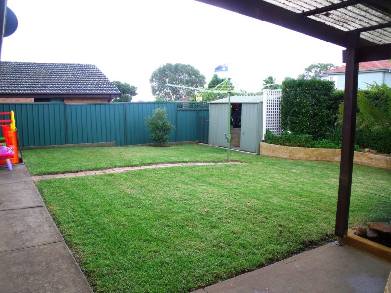 9 Debenham Ave, Leumeah NSW 2560