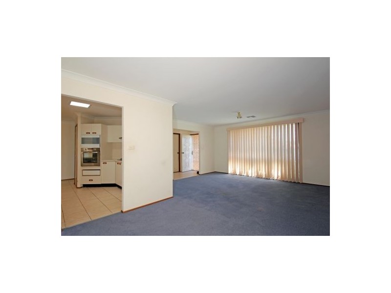 5 Lysander Ave, Rosemeadow NSW 2560