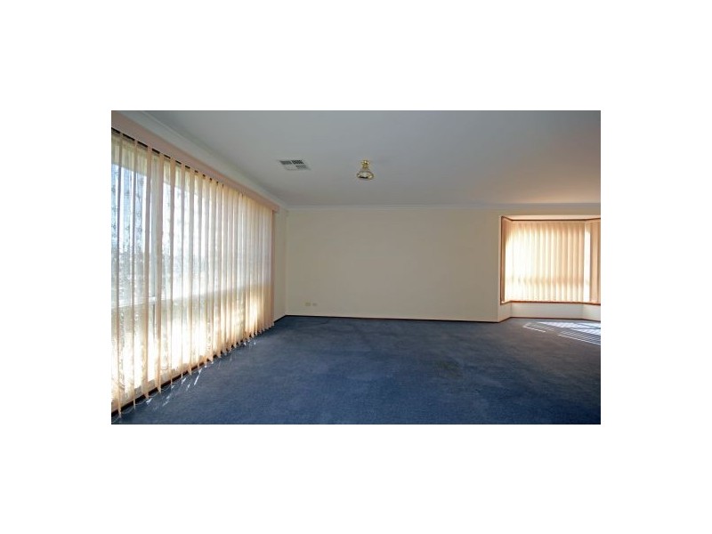 5 Lysander Ave, Rosemeadow NSW 2560