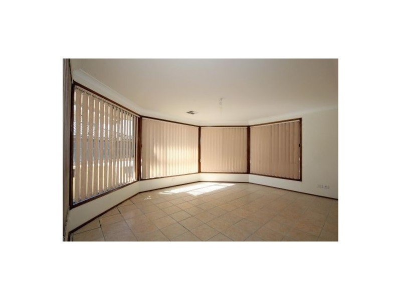 5 Lysander Ave, Rosemeadow NSW 2560