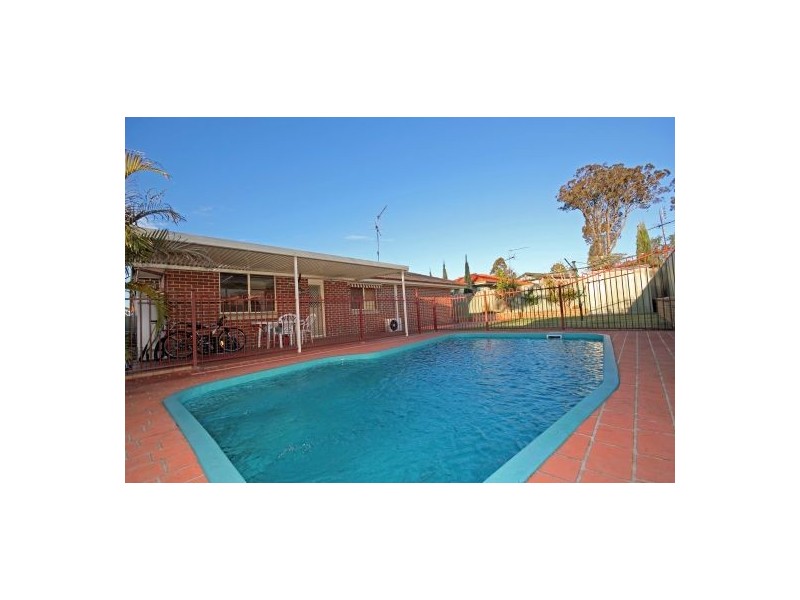 4 Burnett Ave, Mount Annan NSW 2567