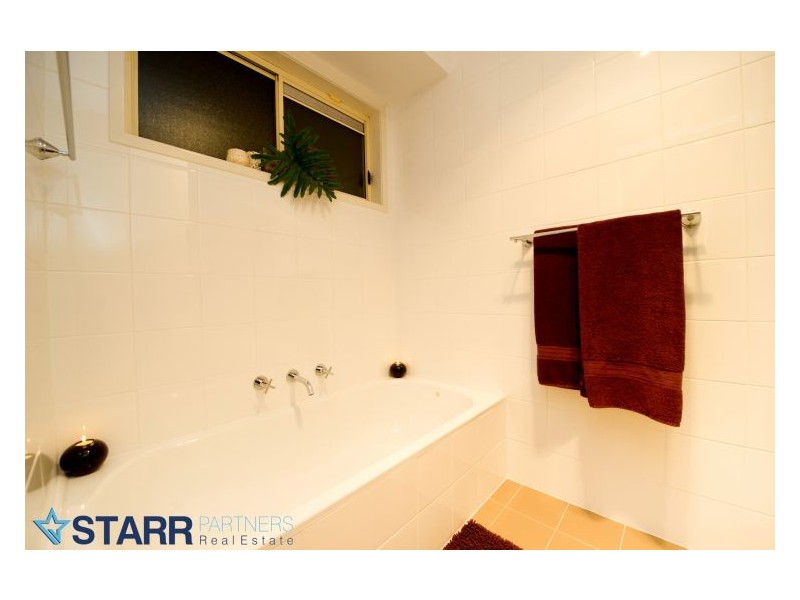 8 Moore Place, Currans Hill NSW 2567