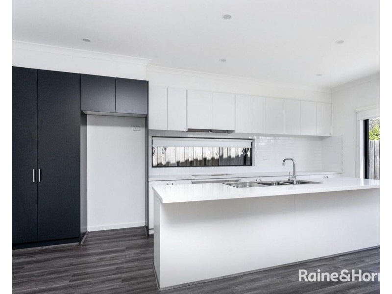 2/183b Purinuan Road, Reservoir VIC 3073